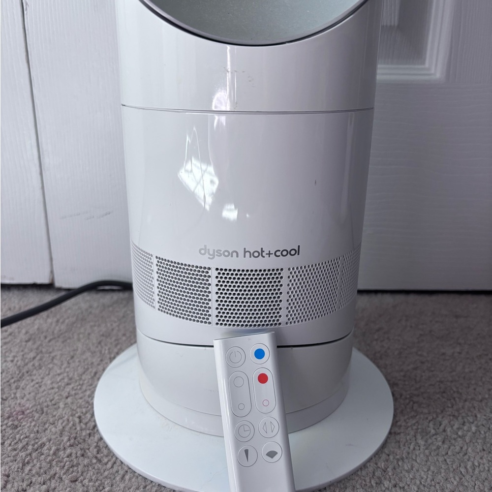 Dyson AM09 hot and cool bladeless fan with remote (white and silver color) - Picture 2 of 3